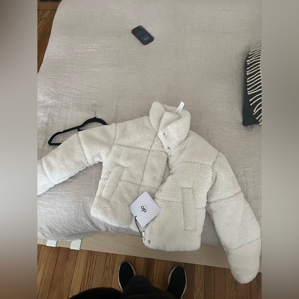 Alo yoga jacket! Cropped xs white. Never worn